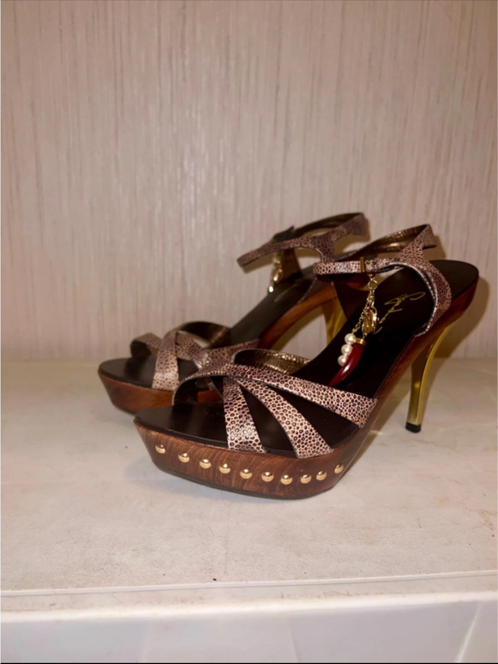 Report Signature Size 8M Animal Print Wooden
Platform Heels Gold Stiletto Charms